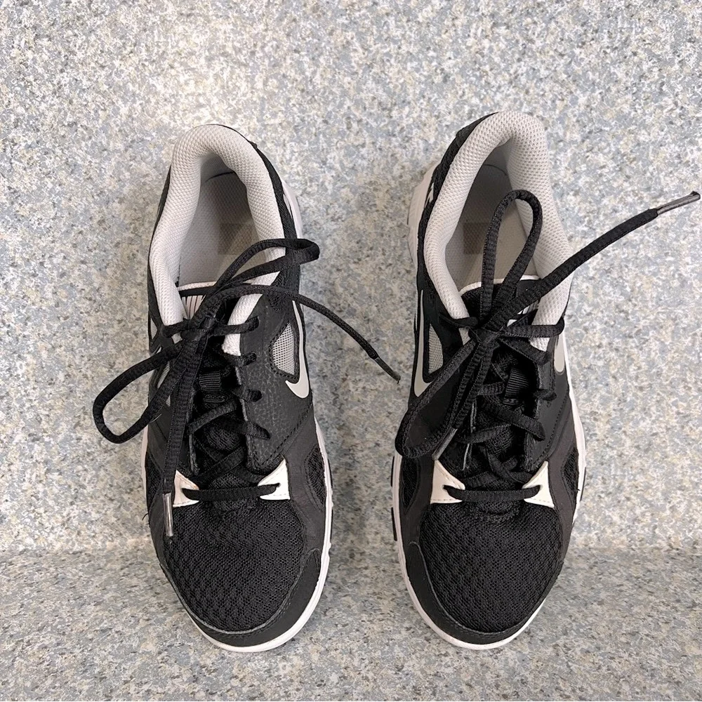 Nike Training Youth Size 5.5 Black White Unisex Sneakers Shoes